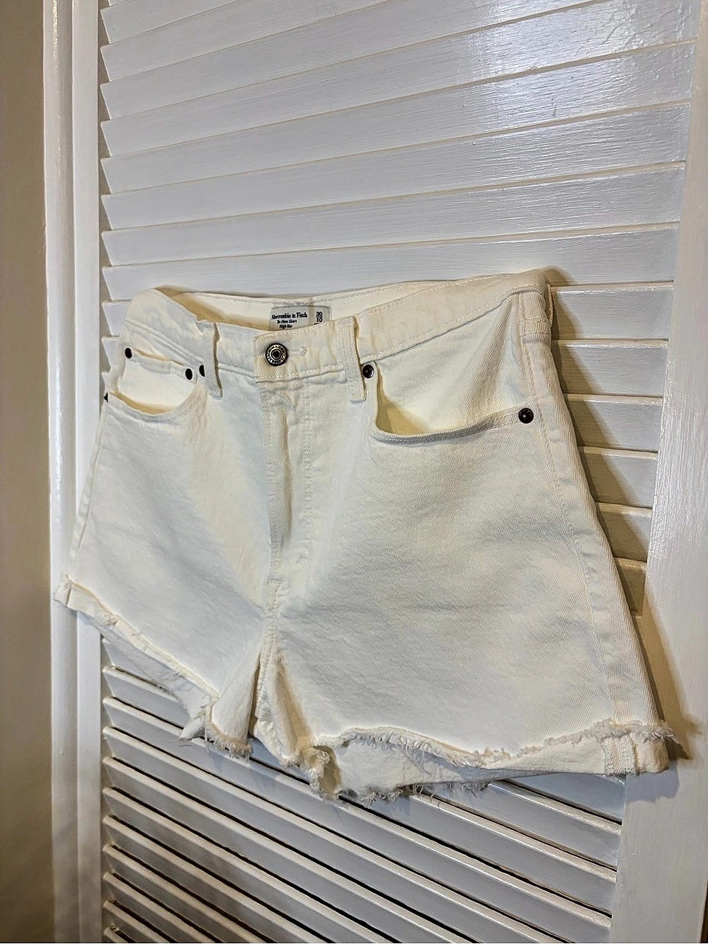 Abercrombie & Fitch The Mom Short High Rise Curve Love White Denim Size 30 - Picture 3 of 6